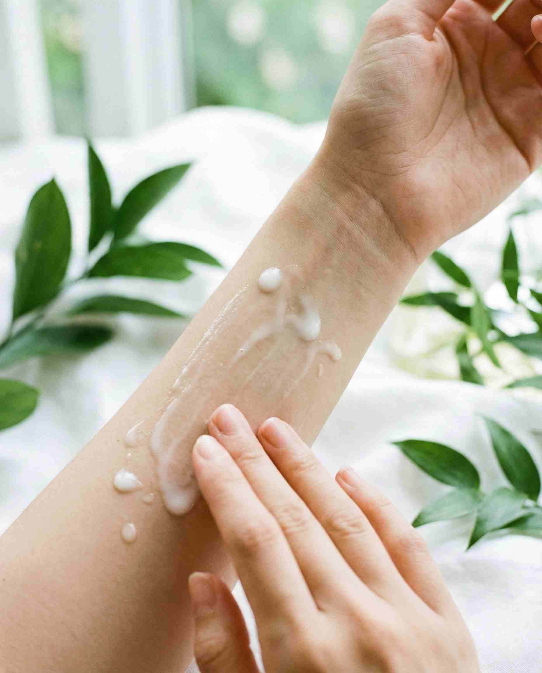 Lightweight, non-greasy cosmetic lotion texture, highlighting the emollient properties of Span 20.