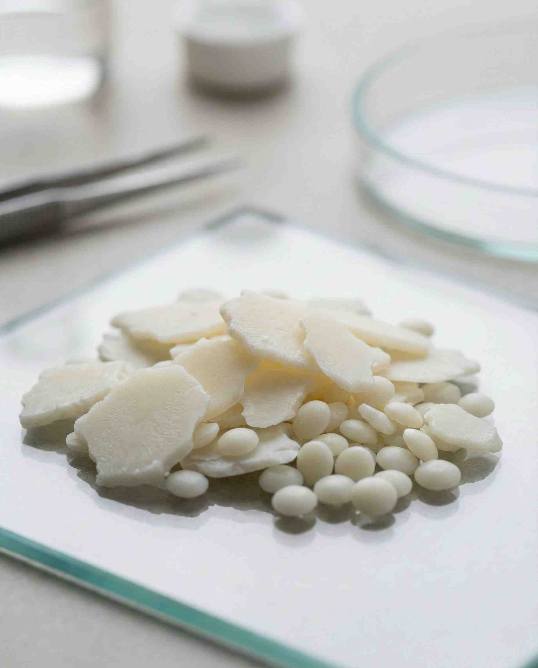 Solid waxy flakes of Sorbitan Monopalmitate (Span 40), highlighting its physical form compared to liquid Span 20 or 80.